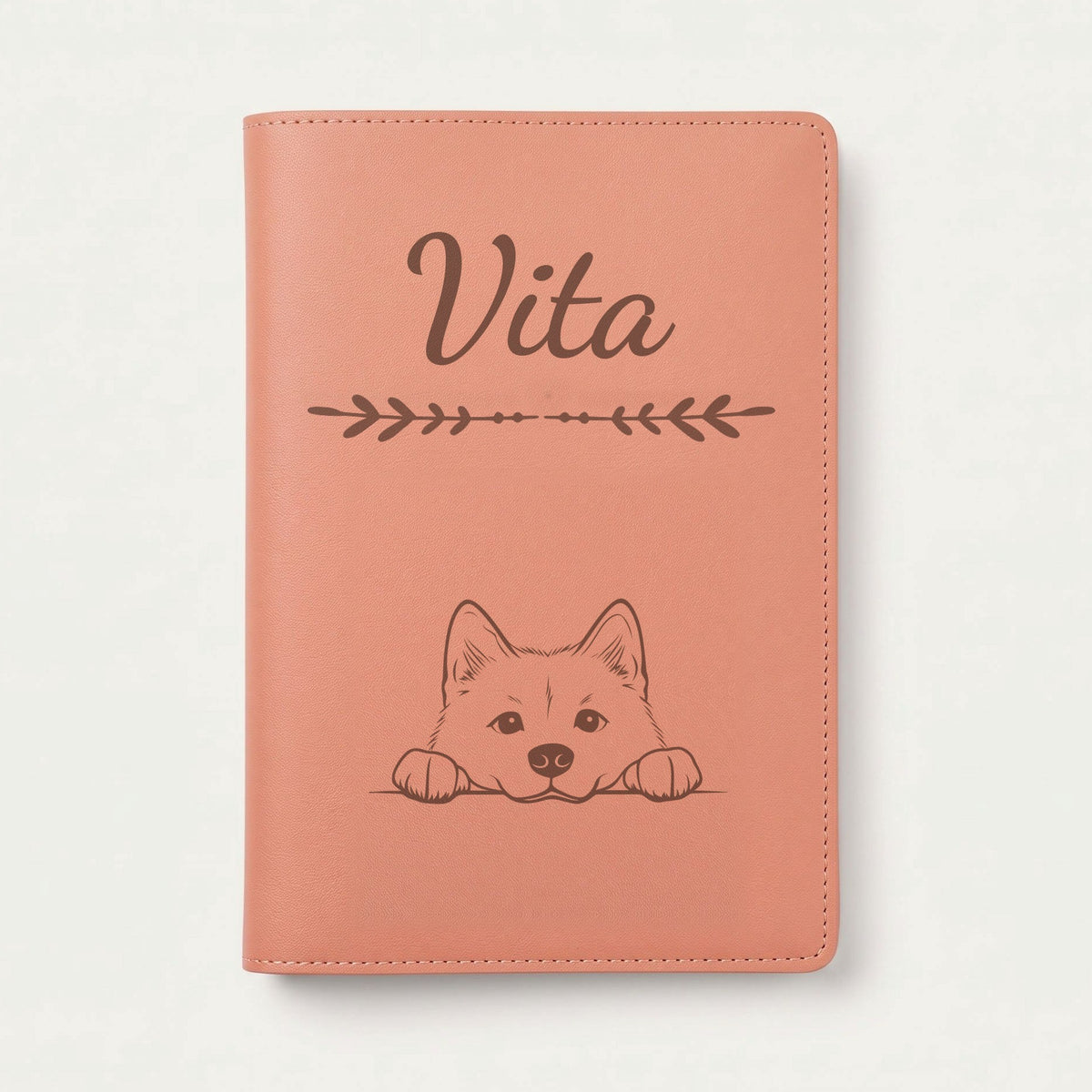 Protège carnet de santé chien personnalisé – Akita inu — Terracotta — Flèche — gravure « Vita »
