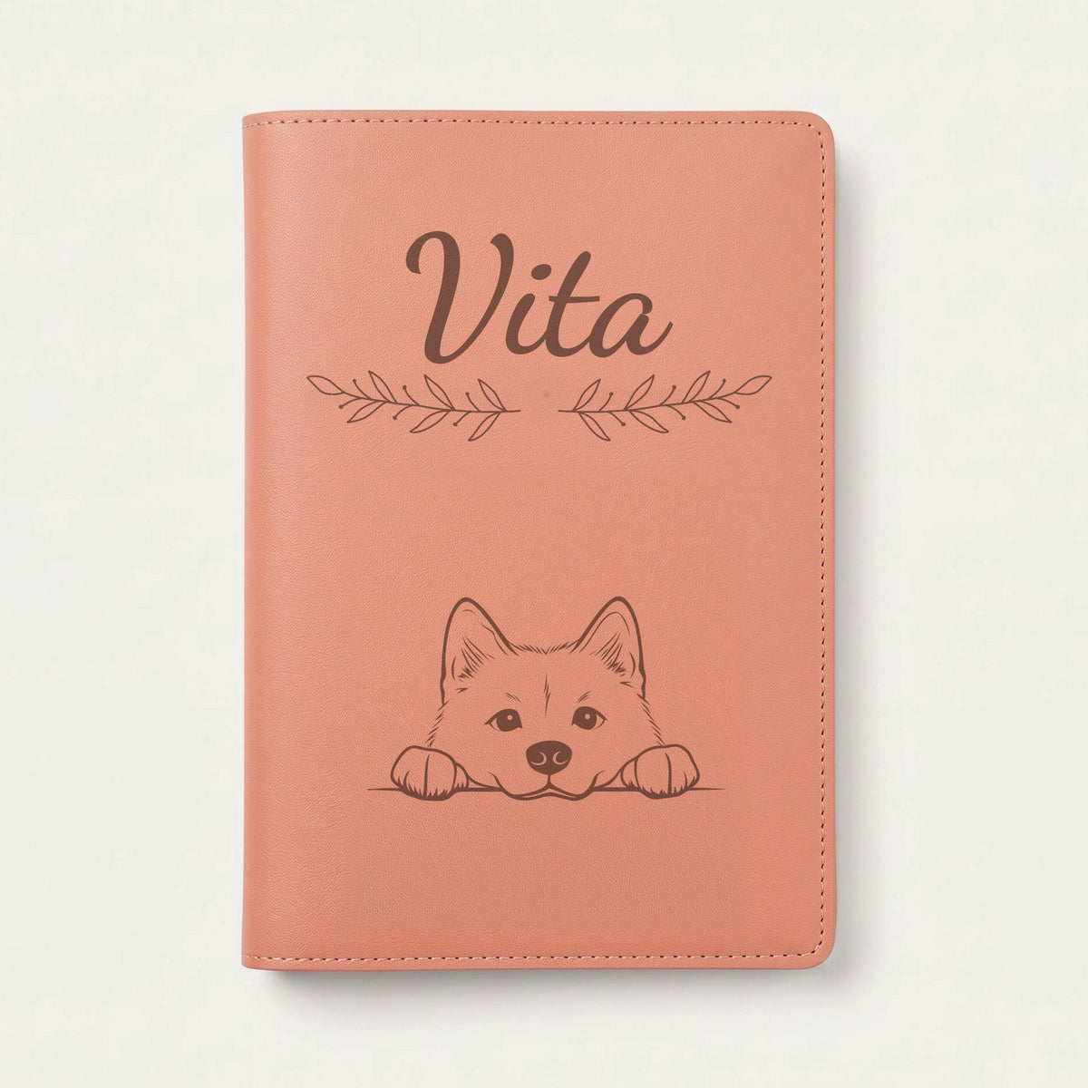 Protège carnet de santé chien personnalisé – Akita inu — Terracotta — Rameaux — gravure « Vita »