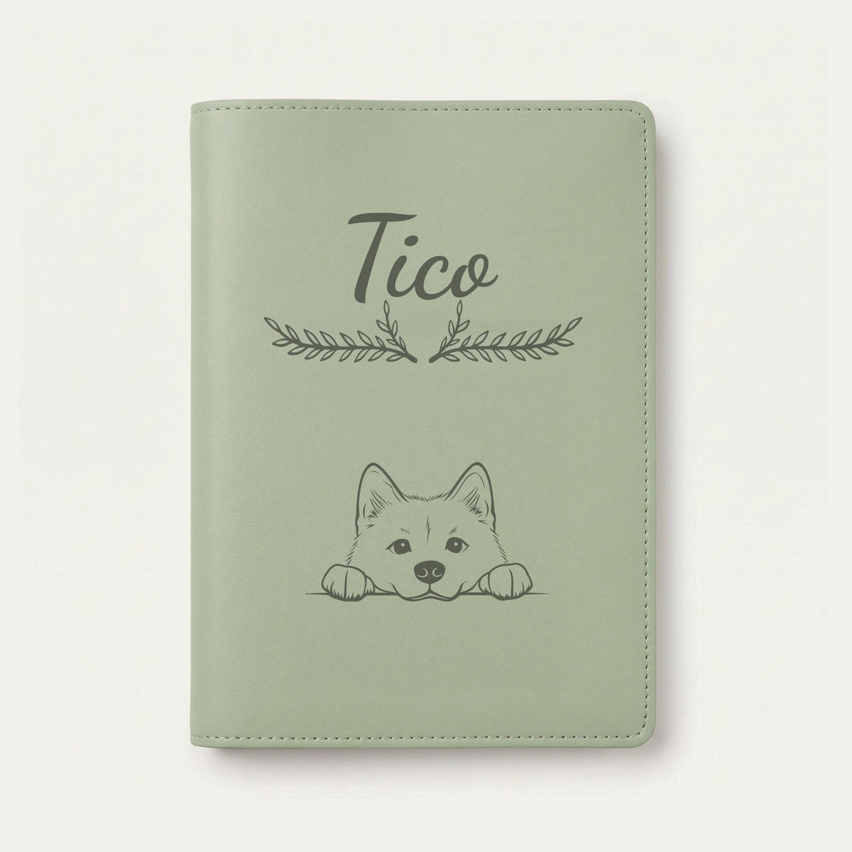 Protège carnet de santé chien personnalisé – Akita inu — Vert sauge — Bouquet — gravure « Tico »