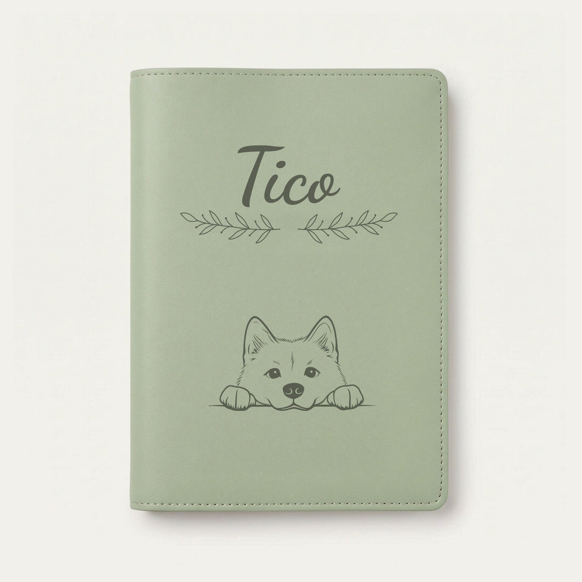 Protège carnet de santé chien personnalisé – Akita inu — Vert sauge — Rameaux — gravure « Tico »