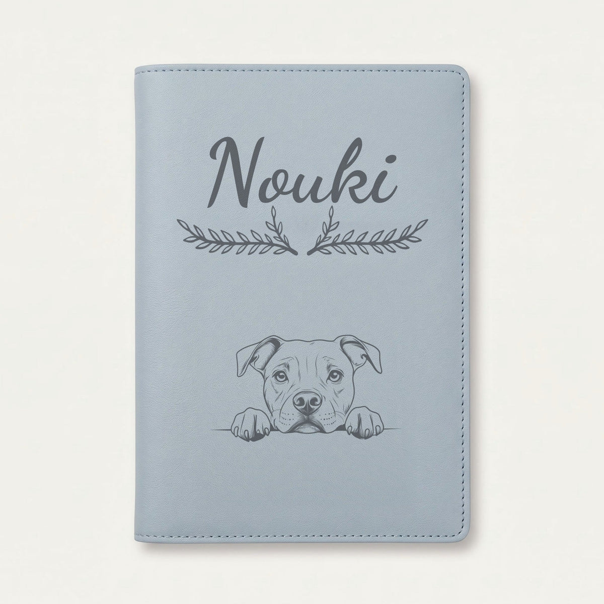 Protège carnet de santé chien personnalisé – American staff — Bleu nuage — Bouquet — gravure « Nouki »