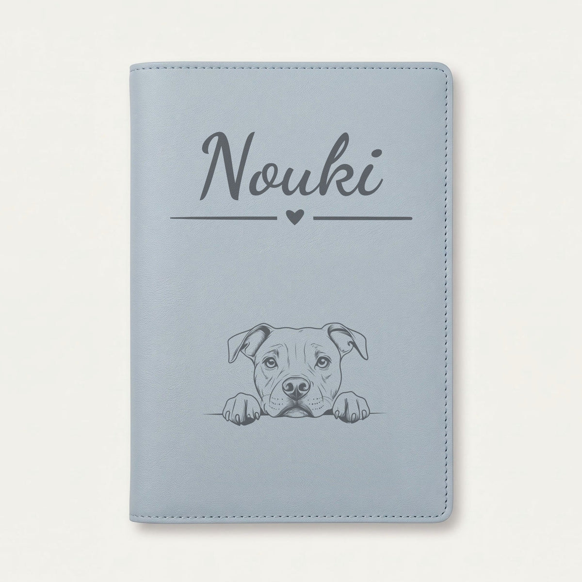 Protège carnet de santé chien personnalisé – American staff — Bleu nuage — Cœur — gravure « Nouki »