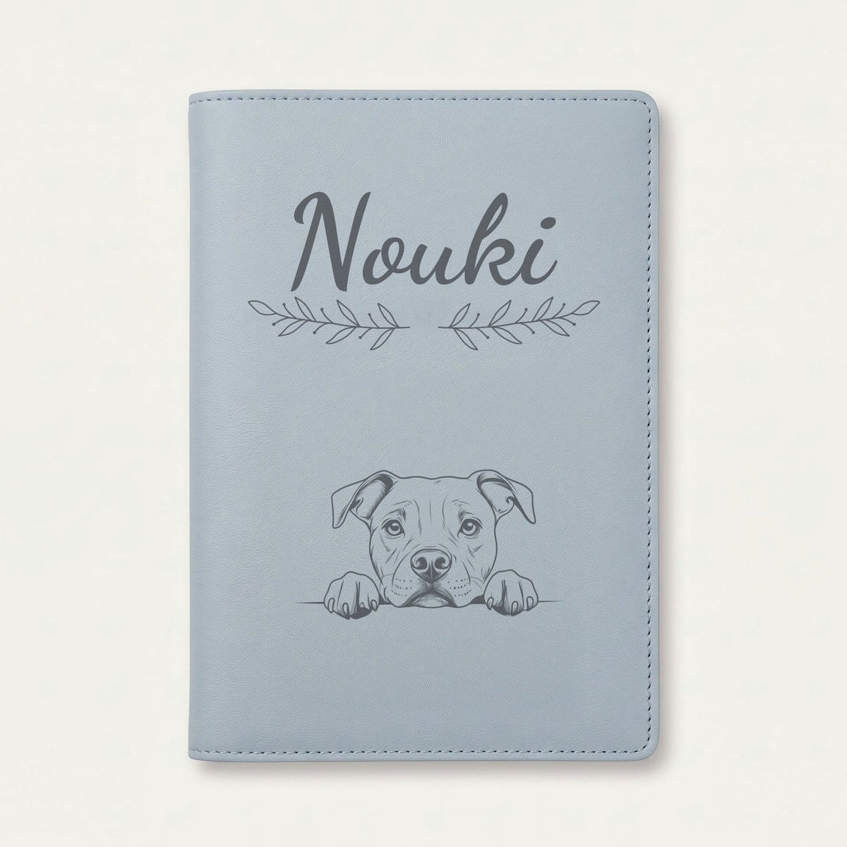 Protège carnet de santé chien personnalisé – American staff — Bleu nuage — Rameaux — gravure « Nouki »