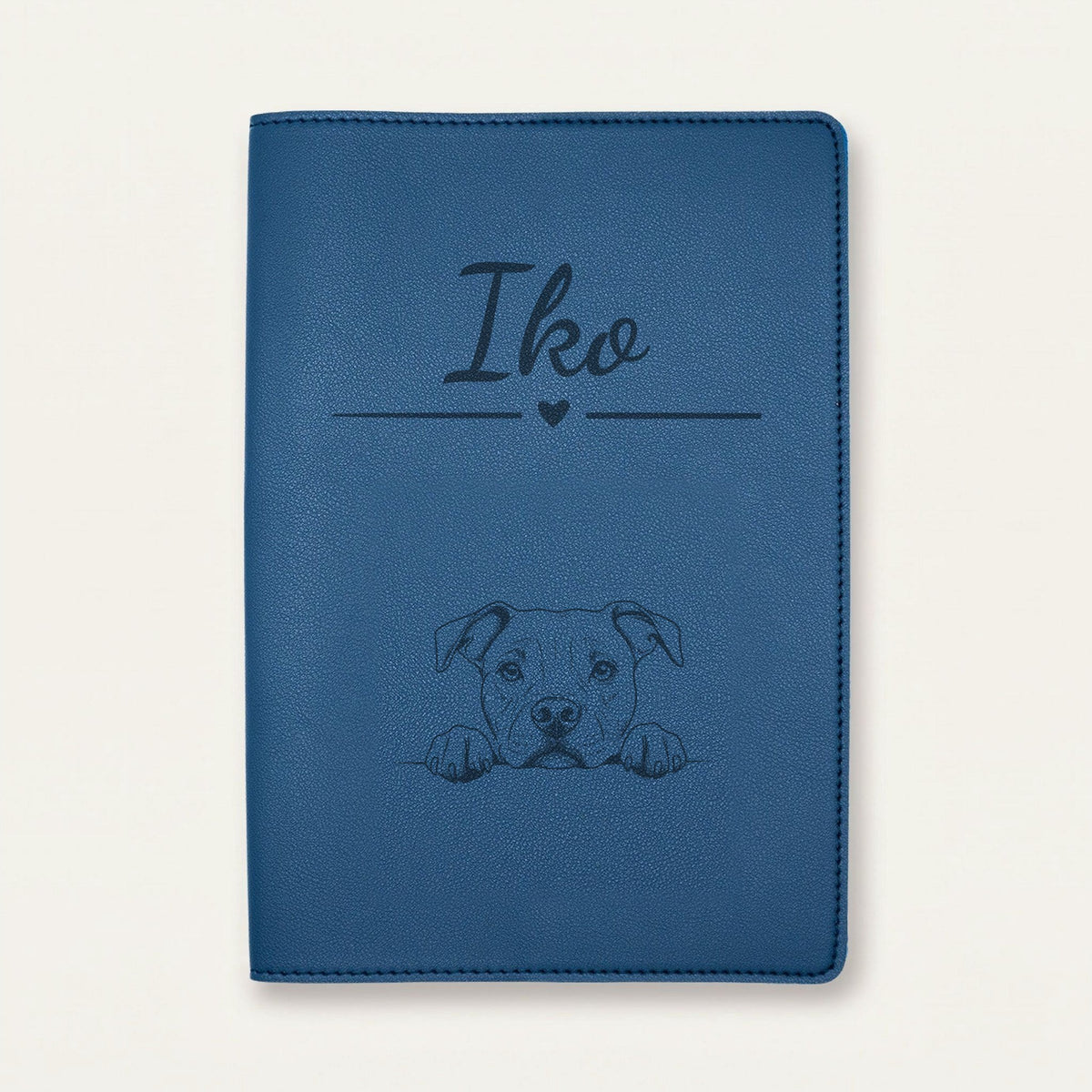 Protège carnet de santé chien personnalisé – American staff — Bleu nuit — Cœur — gravure « Iko »