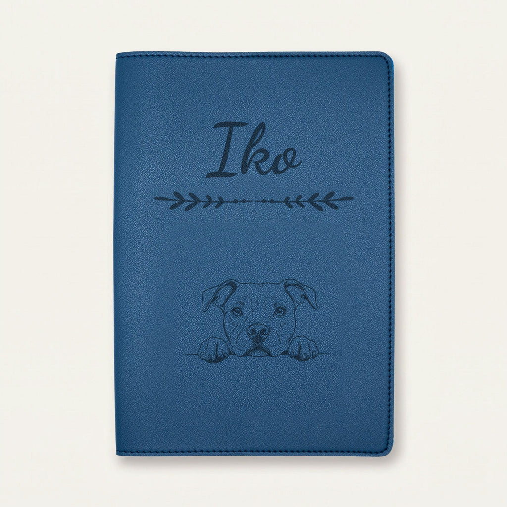 Protège carnet de santé chien personnalisé – American staff — Bleu nuit — Flèche — gravure « Iko »