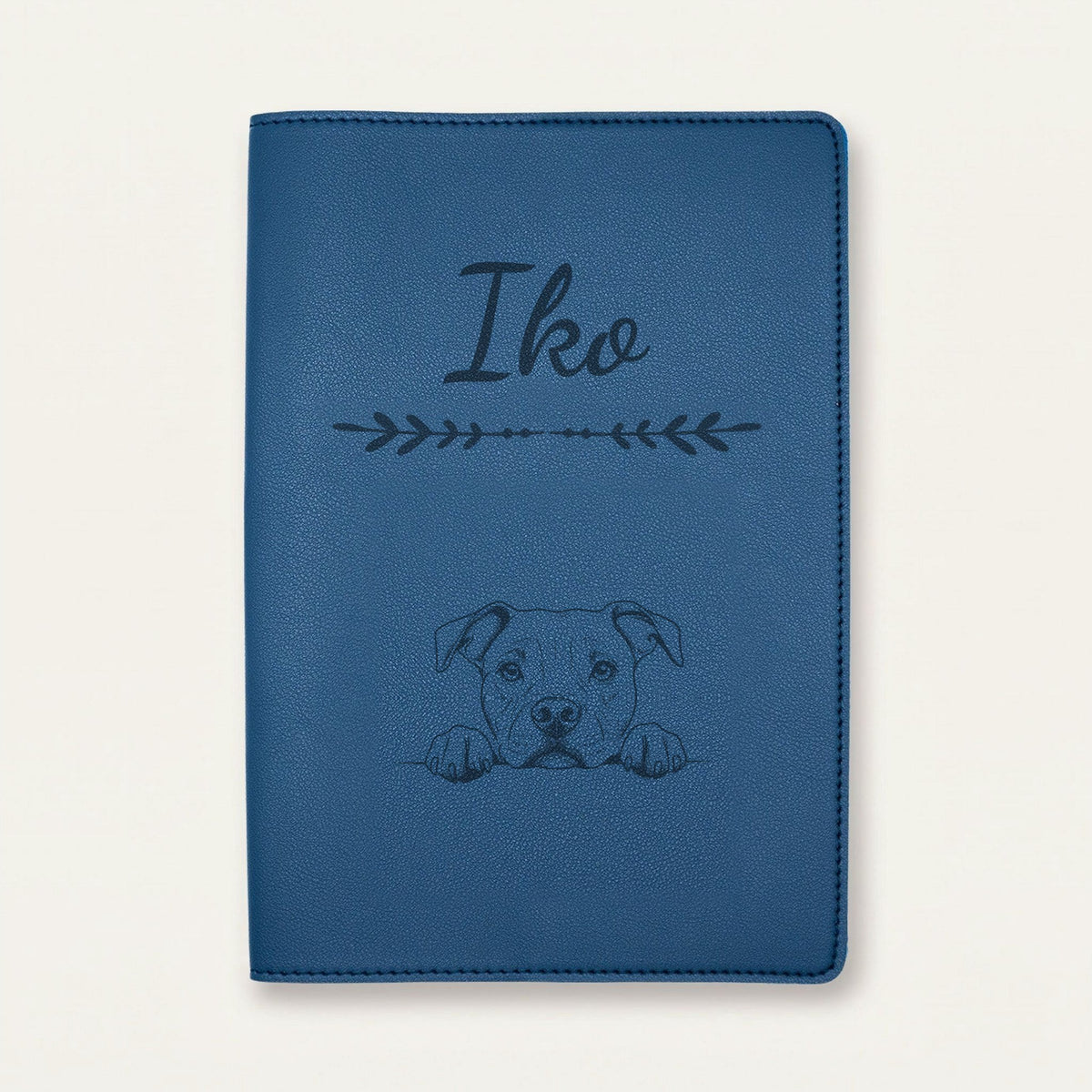 Protège carnet de santé chien personnalisé – American staff — Bleu nuit — Flèche — gravure « Iko »