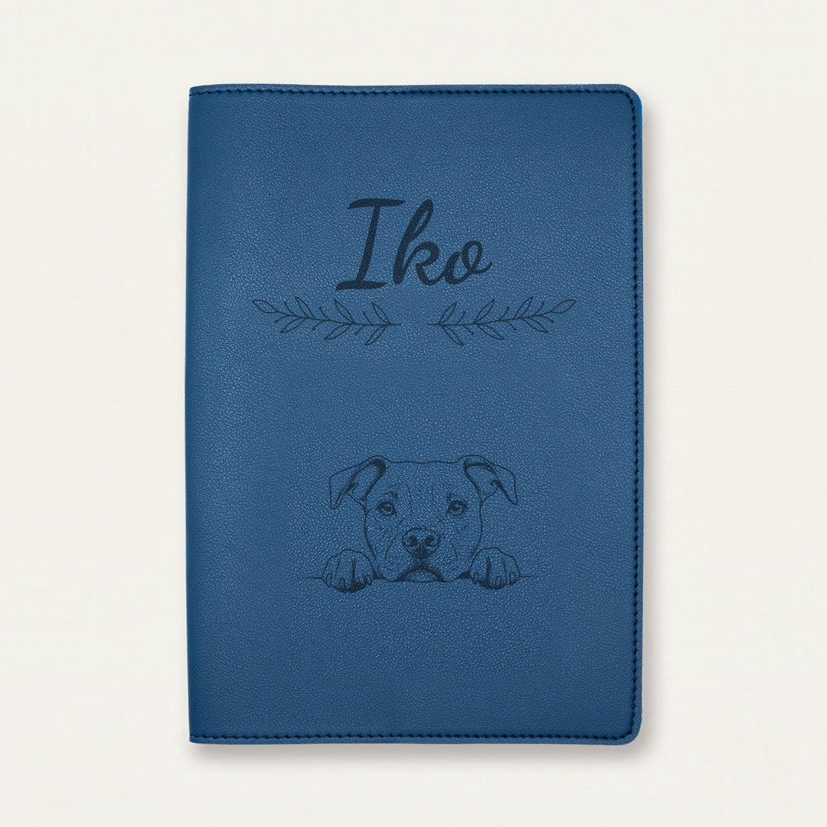 Protège carnet de santé chien personnalisé – American staff — Bleu nuit — Rameaux — gravure « Iko »