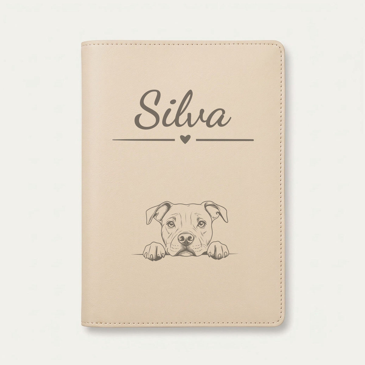 Protège carnet de santé chien personnalisé – American staff — Crème vanille — Cœur — gravure « Silva »