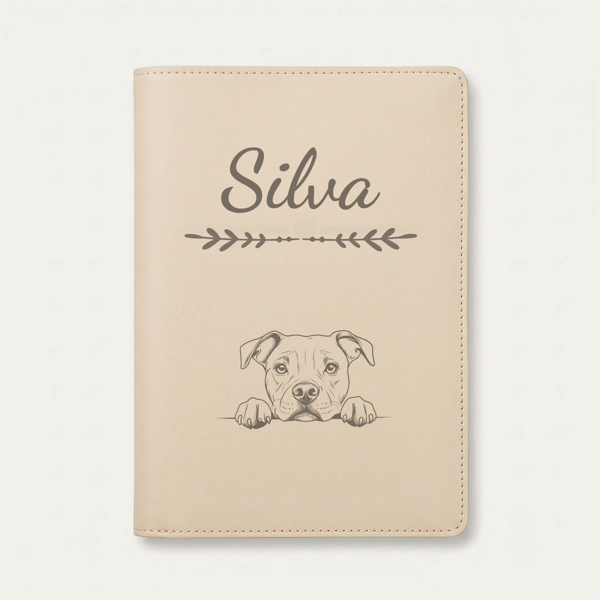 Protège carnet de santé chien personnalisé – American staff — Crème vanille — Flèche — gravure « Silva »