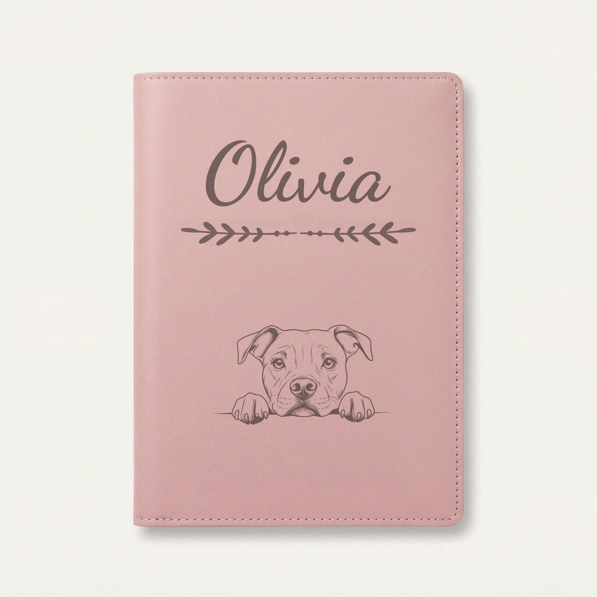 Protège carnet de santé chien personnalisé – American staff — Rose dragée — Flèche — gravure « Olivia »