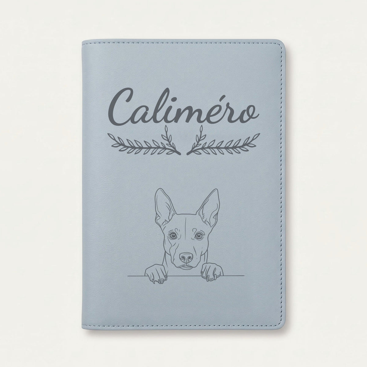 Protège carnet de santé chien personnalisé – Basenji — Bleu nuage — Bouquet — gravure « Caliméro »