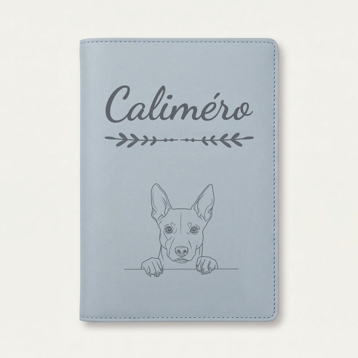 Protège carnet de santé chien personnalisé – Basenji — Bleu nuage — Flèche — gravure « Caliméro »