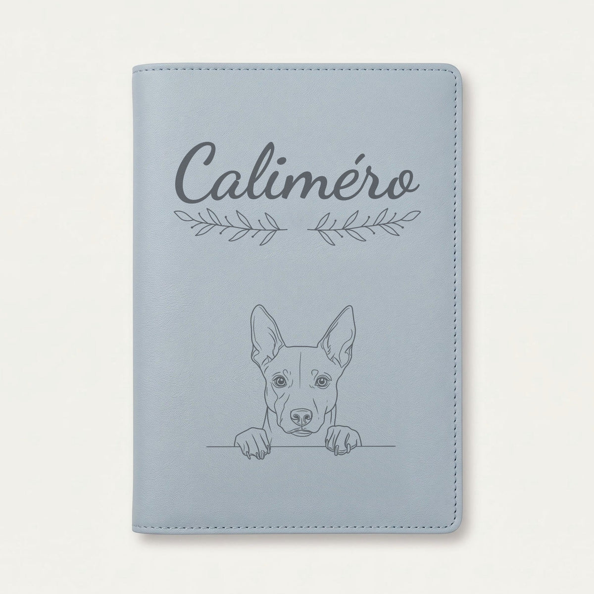Protège carnet de santé chien personnalisé – Basenji — Bleu nuage — Rameaux — gravure « Caliméro »
