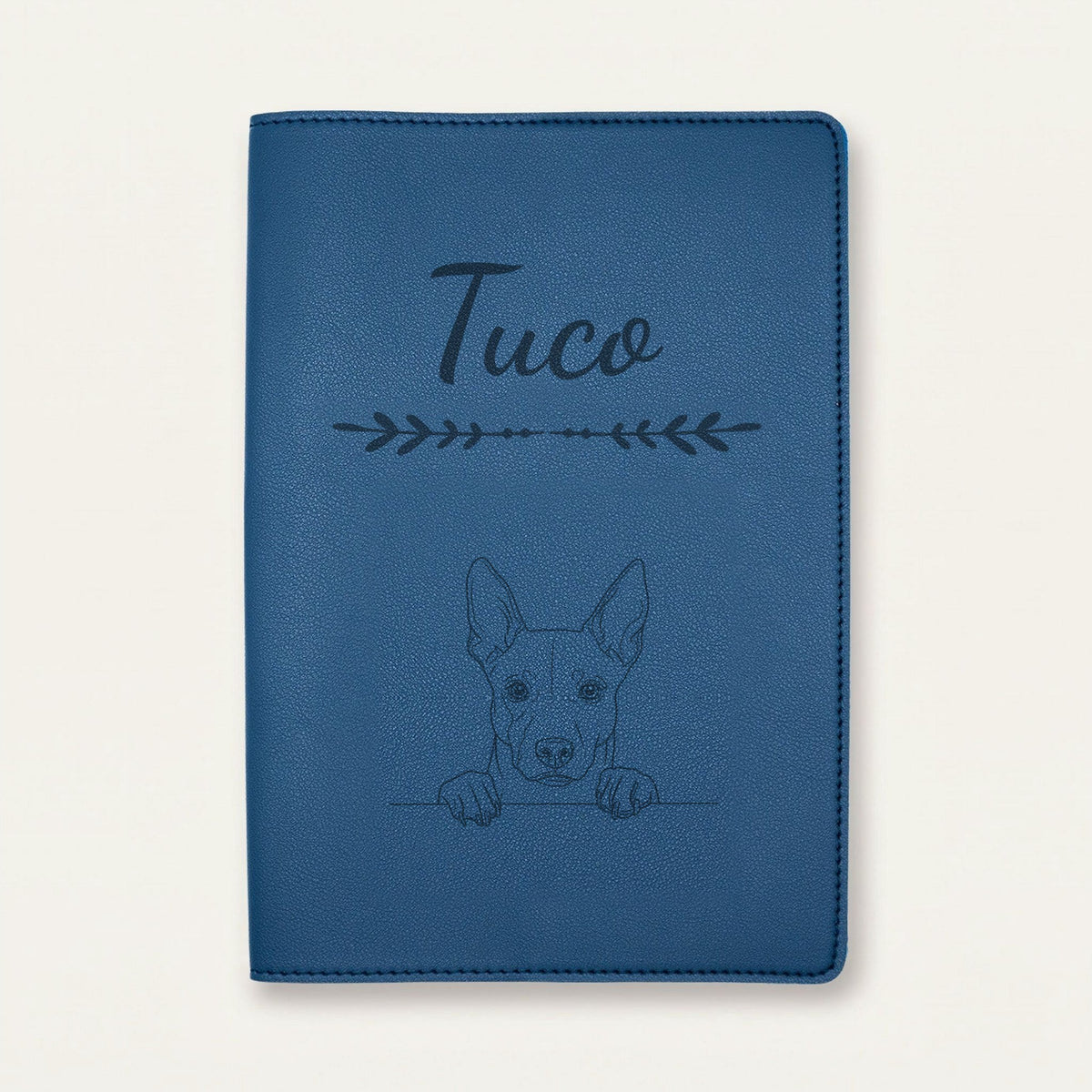 Protège carnet de santé chien personnalisé – Basenji — Bleu nuit — Flèche — gravure « Tuco »