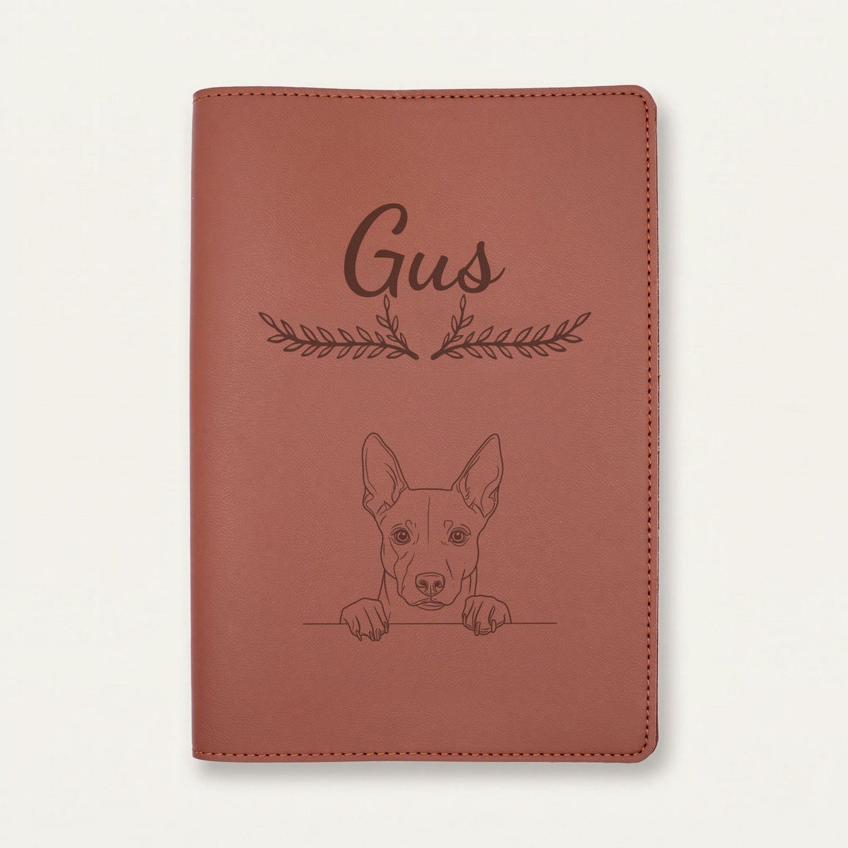 Protège carnet de santé chien personnalisé – Basenji — Chocolat — Bouquet — gravure « Gus »