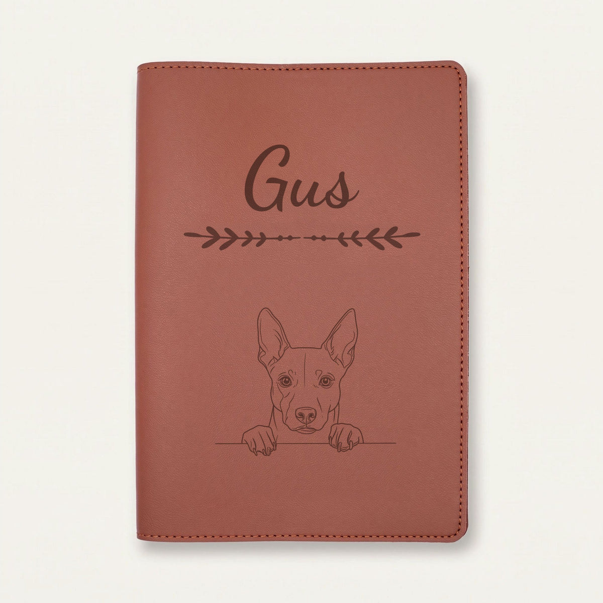 Protège carnet de santé chien personnalisé – Basenji — Chocolat — Flèche — gravure « Gus »