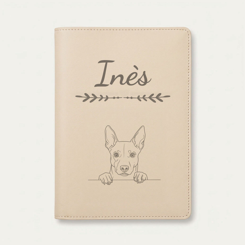 Protège carnet de santé chien personnalisé – Basenji — Crème vanille — Flèche — gravure « Inès »