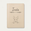 Protège carnet de santé chien personnalisé – Basenji — Crème vanille — Flèche — gravure « Inès »