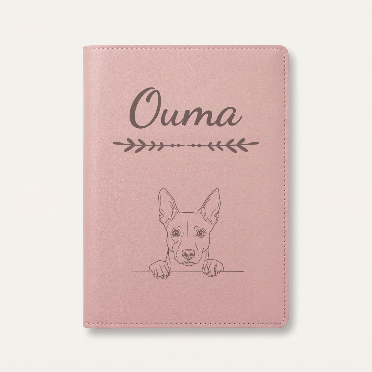 Protège carnet de santé chien personnalisé – Basenji — Rose dragée — Flèche — gravure « Ouma »