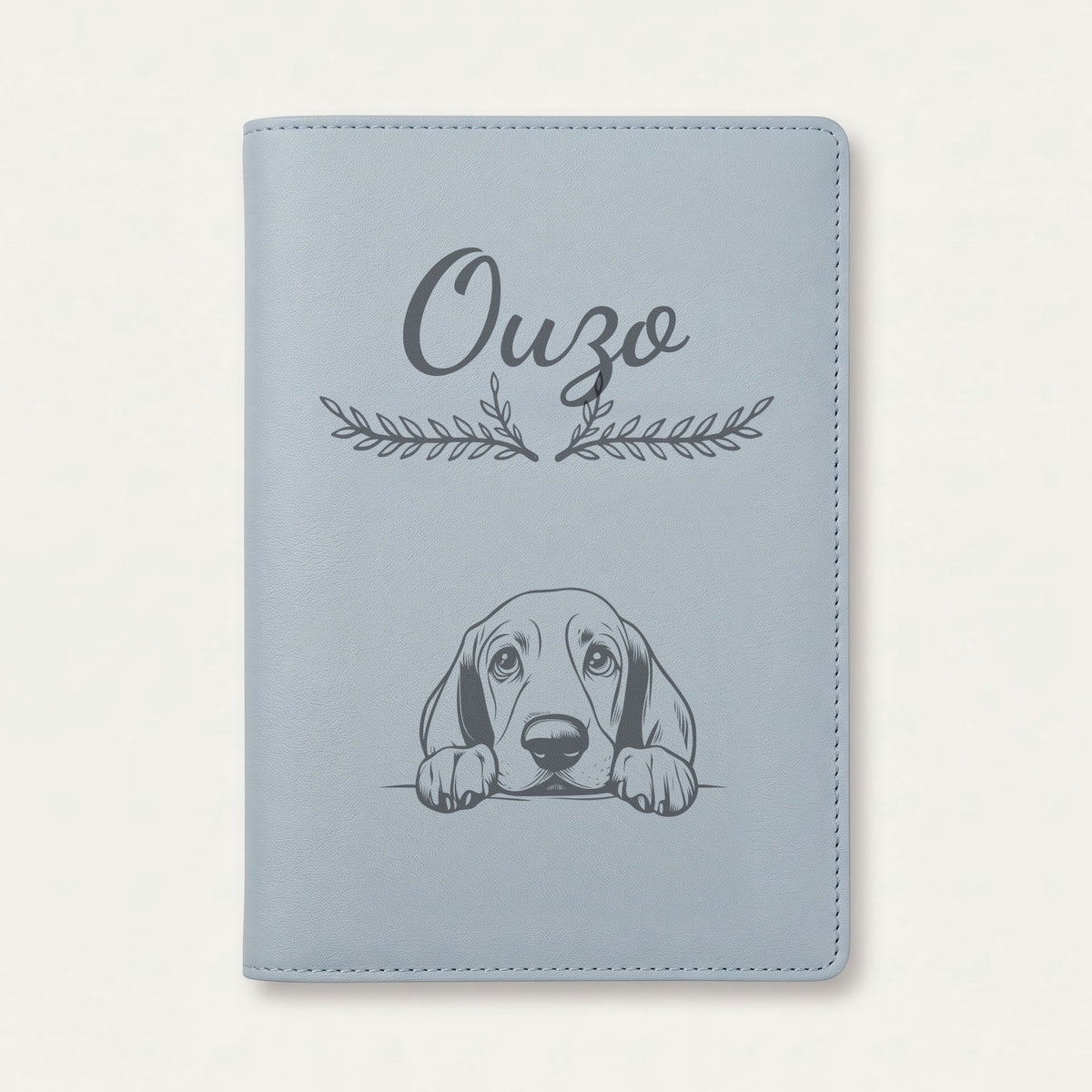 Protège carnet de santé chien personnalisé – Basset hound — Bleu nuage — Bouquet — gravure « Ouzo »