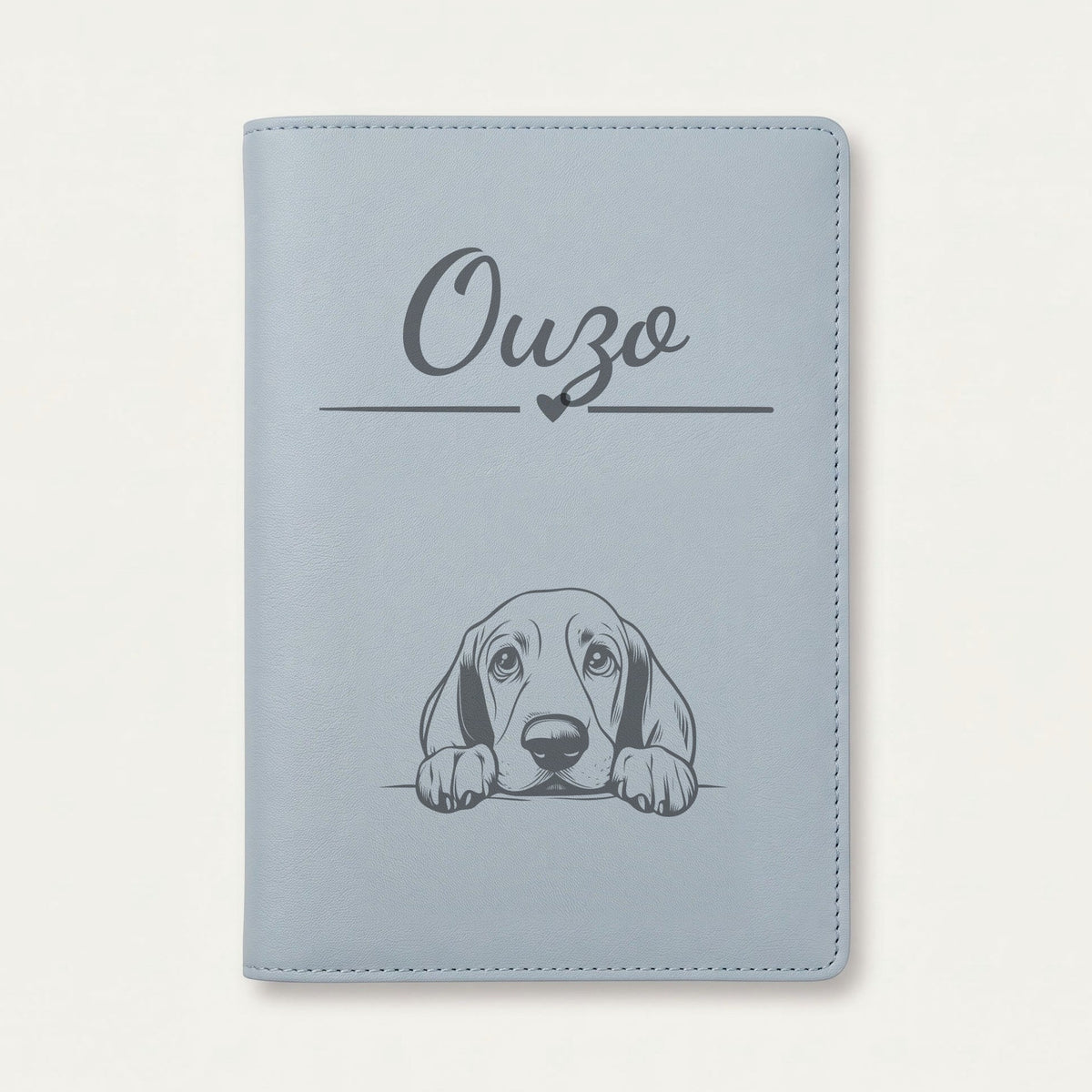 Protège carnet de santé chien personnalisé – Basset hound — Bleu nuage — Cœur — gravure « Ouzo »