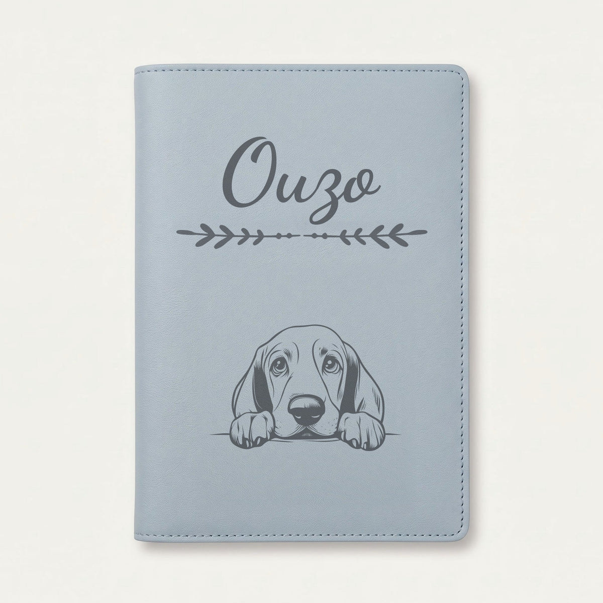 Protège carnet de santé chien personnalisé – Basset hound — Bleu nuage — Flèche — gravure « Ouzo »