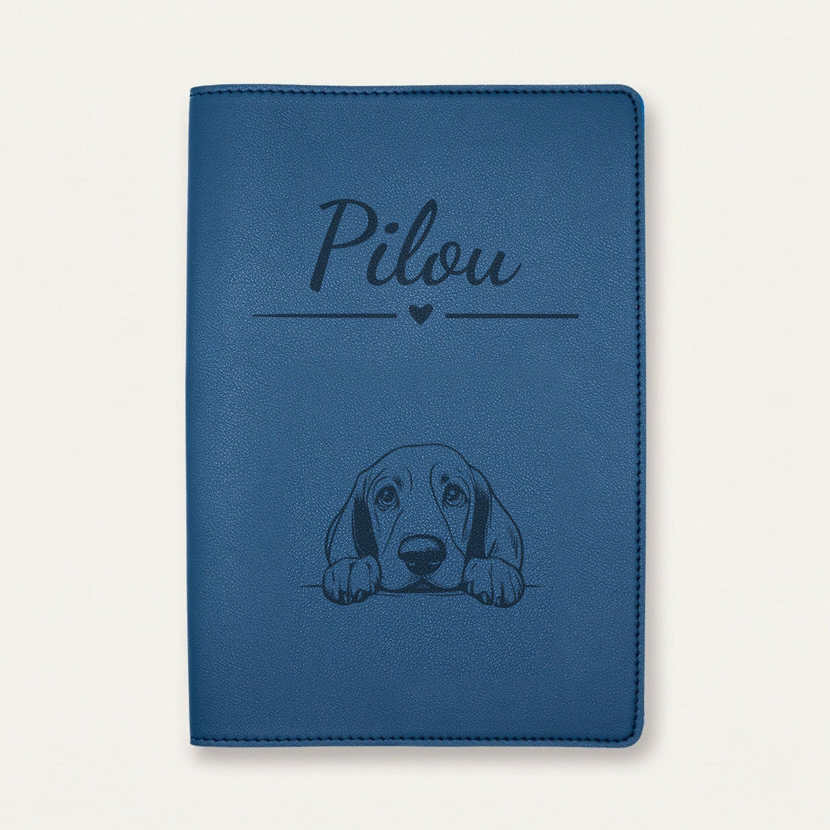 Protège carnet de santé chien personnalisé – Basset hound — Bleu nuit — Cœur — gravure « Pilou »