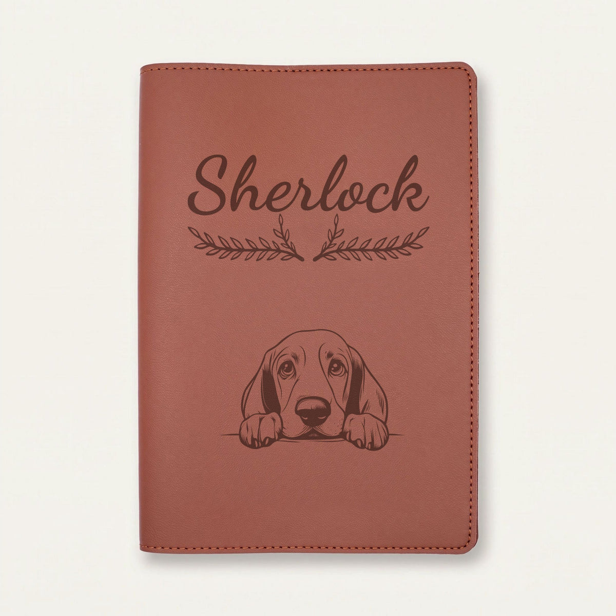 Protège carnet de santé chien personnalisé – Basset hound — Chocolat — Bouquet — gravure « Sherlock »