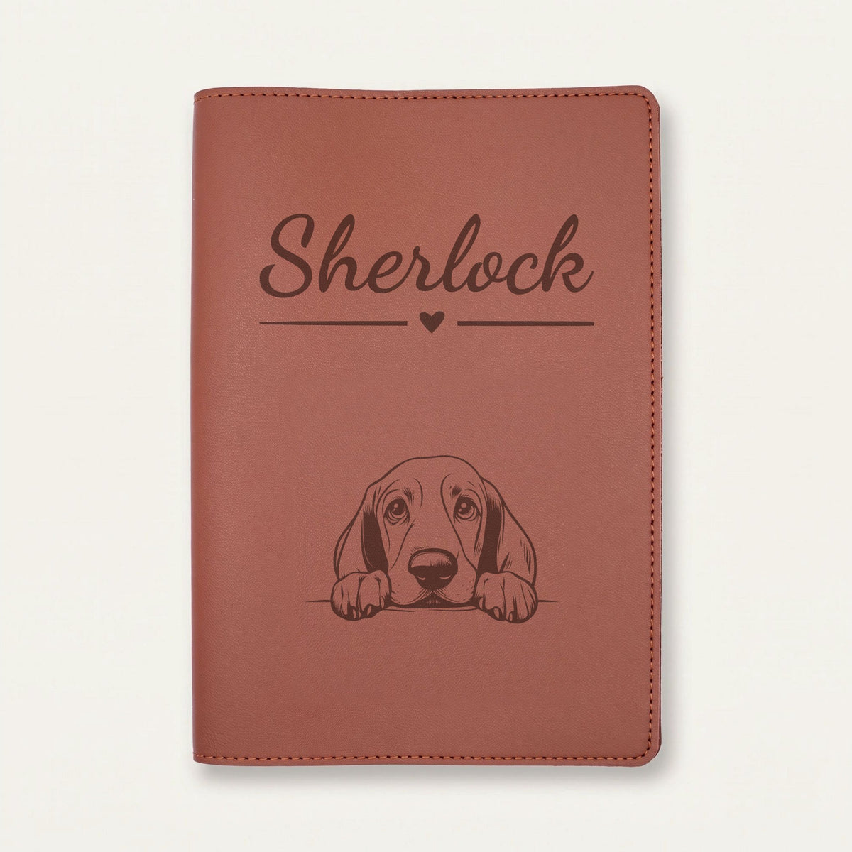 Protège carnet de santé chien personnalisé – Basset hound — Chocolat — Cœur — gravure « Sherlock »