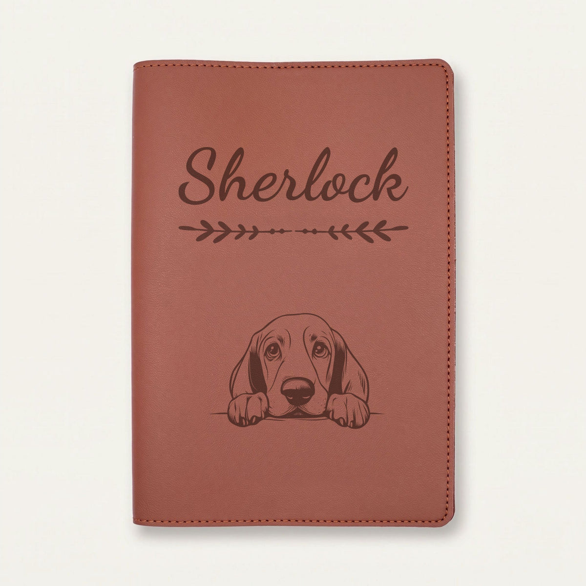 Protège carnet de santé chien personnalisé – Basset hound — Chocolat — Flèche — gravure « Sherlock »