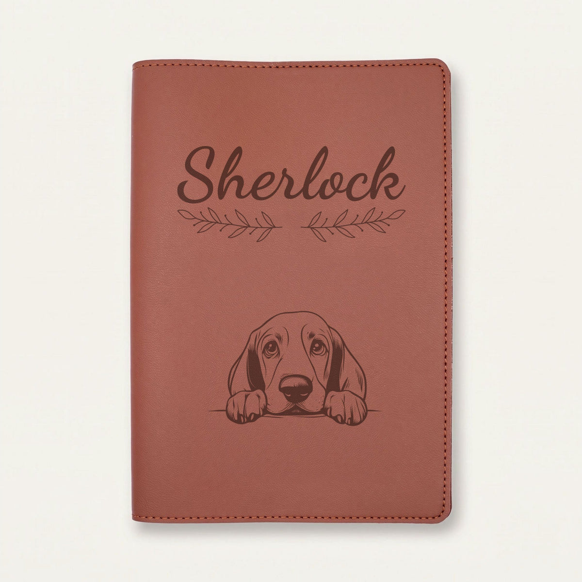 Protège carnet de santé chien personnalisé – Basset hound — Chocolat — Rameaux — gravure « Sherlock »