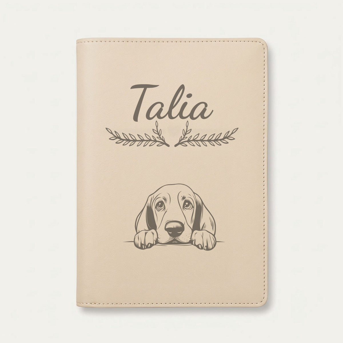 Protège carnet de santé chien personnalisé – Basset hound — Crème vanille — Bouquet — gravure « Talia »