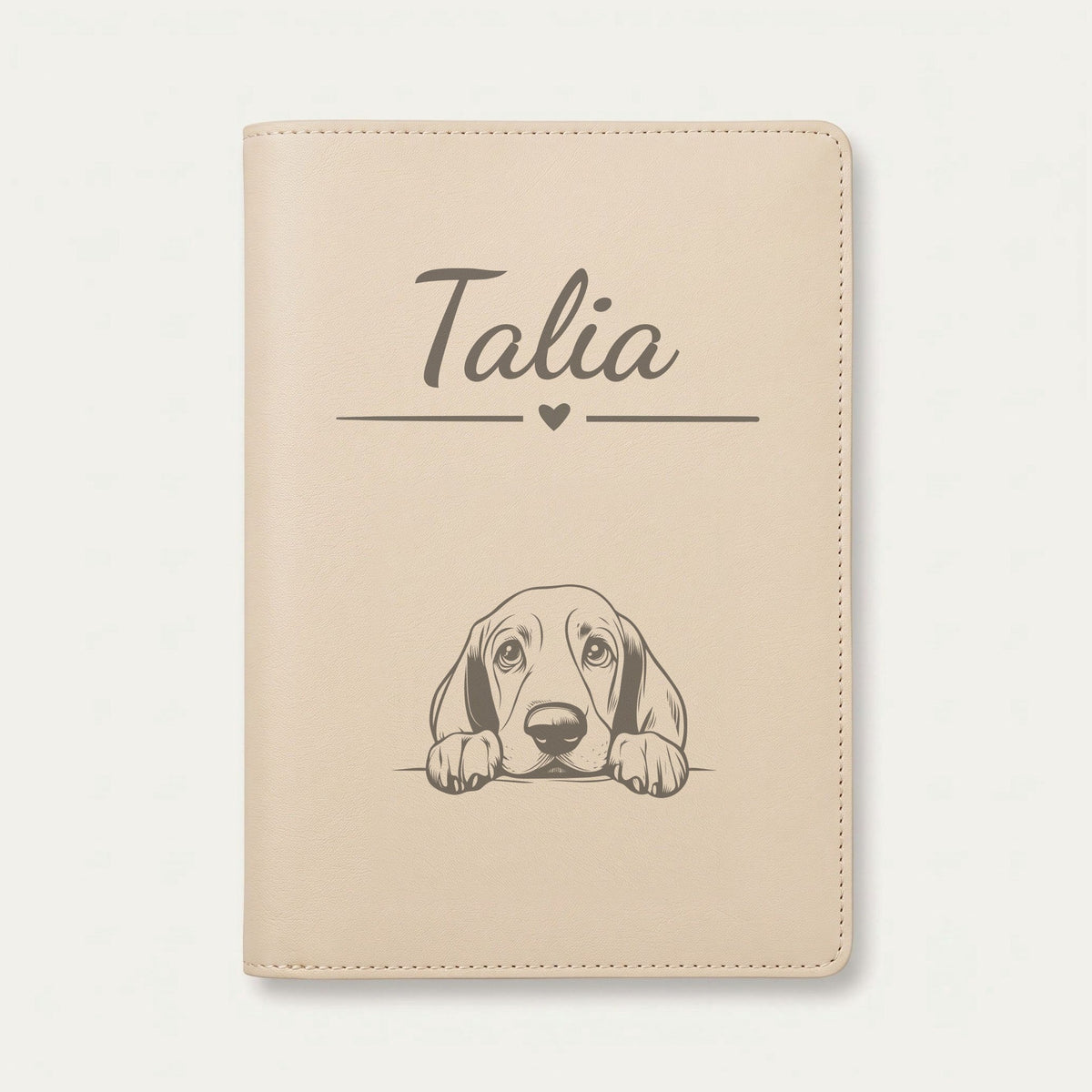 Protège carnet de santé chien personnalisé – Basset hound — Crème vanille — Cœur — gravure « Talia »