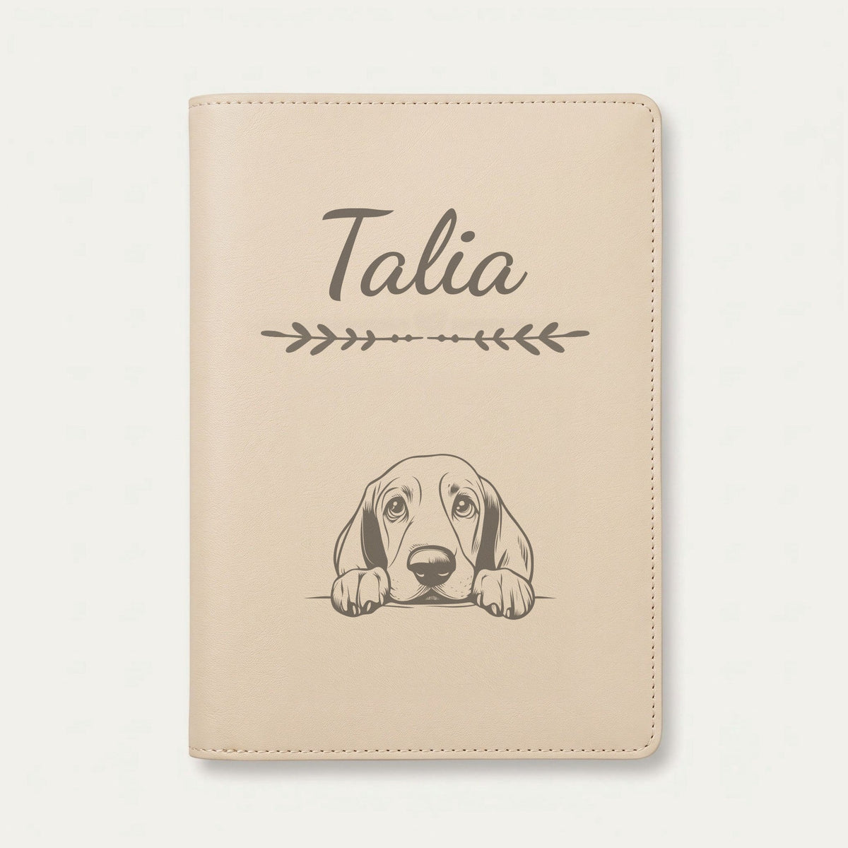 Protège carnet de santé chien personnalisé – Basset hound — Crème vanille — Flèche — gravure « Talia »