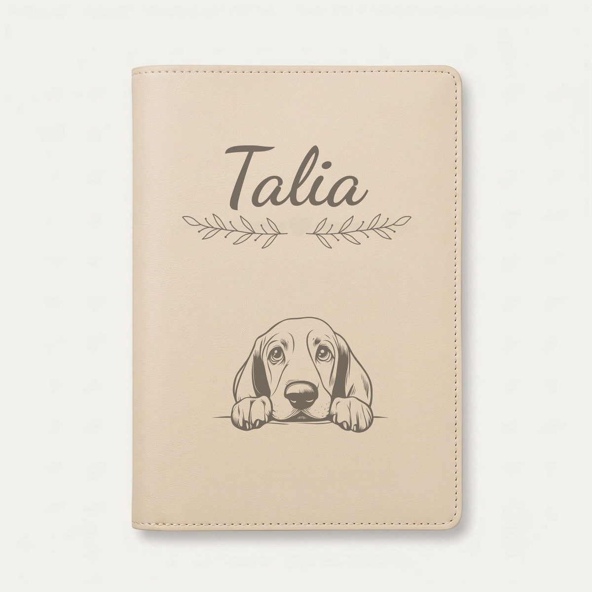 Protège carnet de santé chien personnalisé – Basset hound — Crème vanille — Rameaux — gravure « Talia »