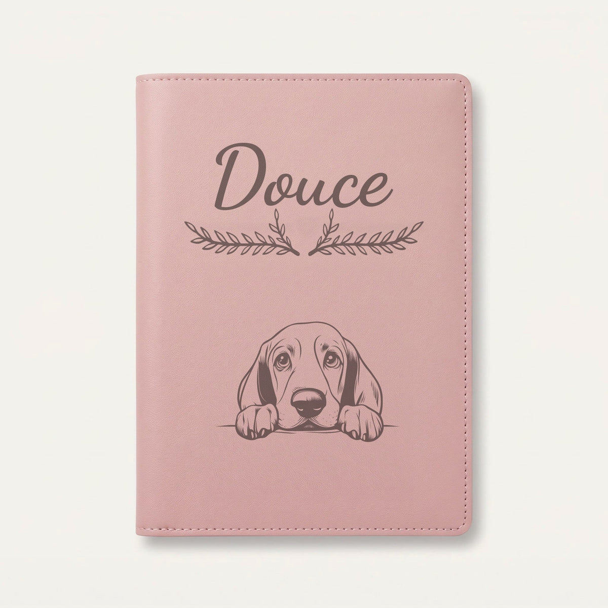 Protège carnet de santé chien personnalisé – Basset hound — Rose dragée — Bouquet — gravure « Douce »
