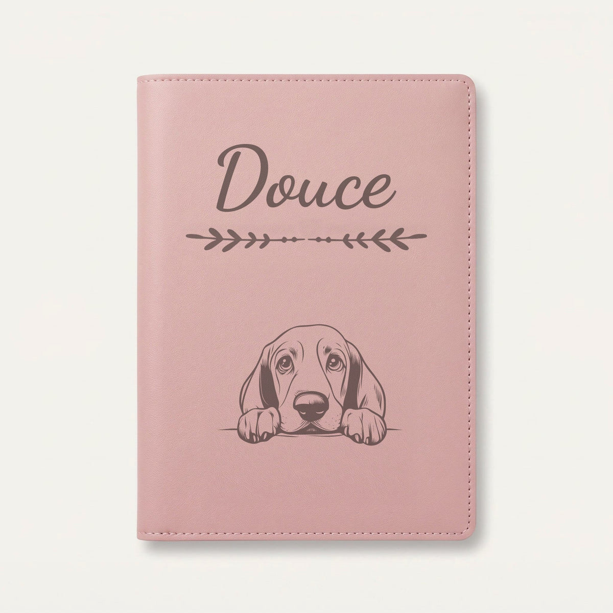Protège carnet de santé chien personnalisé – Basset hound — Rose dragée — Flèche — gravure « Douce »