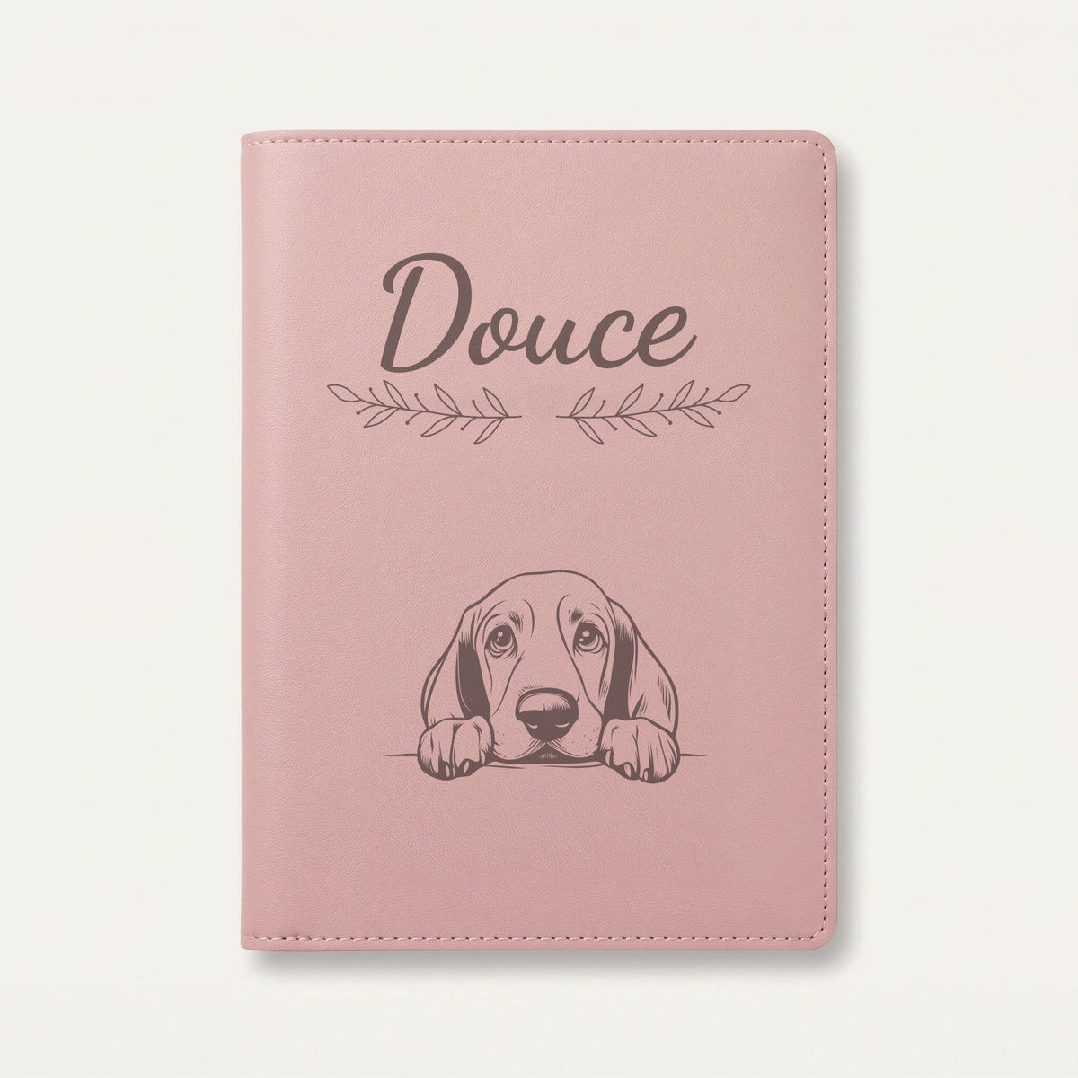 Protège carnet de santé chien personnalisé – Basset hound — Rose dragée — Rameaux — gravure « Douce »
