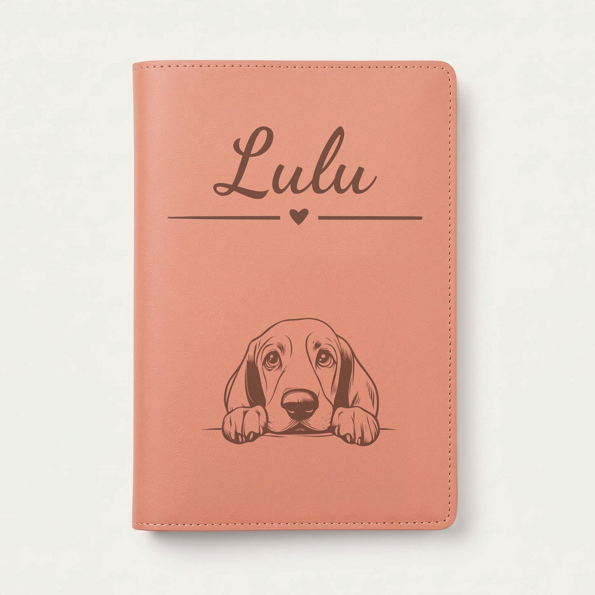 Protège carnet de santé chien personnalisé – Basset hound — Terracotta — Cœur — gravure « Lulu »