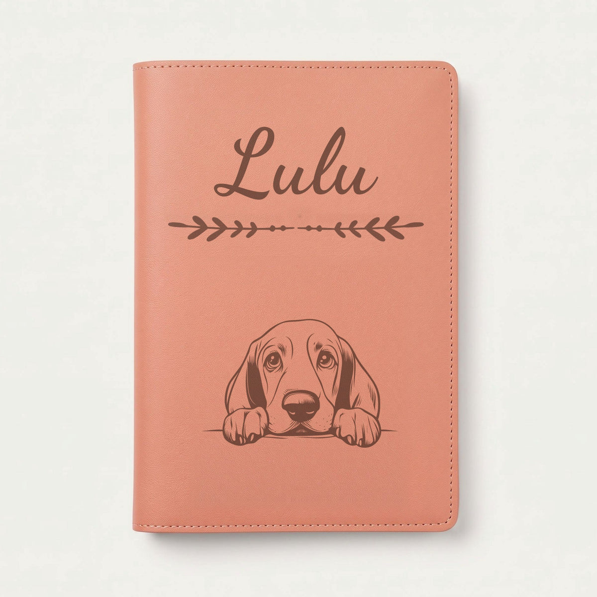 Protège carnet de santé chien personnalisé – Basset hound — Terracotta — Flèche — gravure « Lulu »
