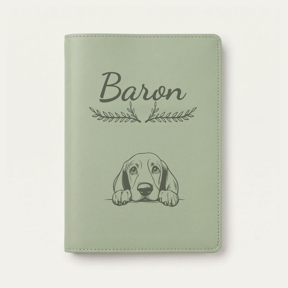 Protège carnet de santé chien personnalisé – Basset hound — Vert sauge — Bouquet — gravure « Baron »
