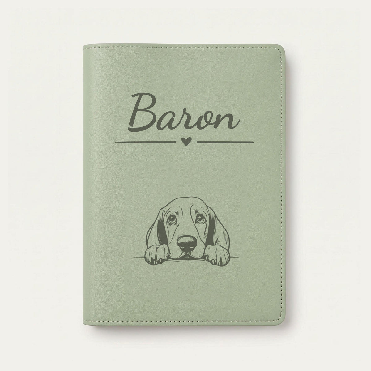 Protège carnet de santé chien personnalisé – Basset hound — Vert sauge — Cœur — gravure « Baron »