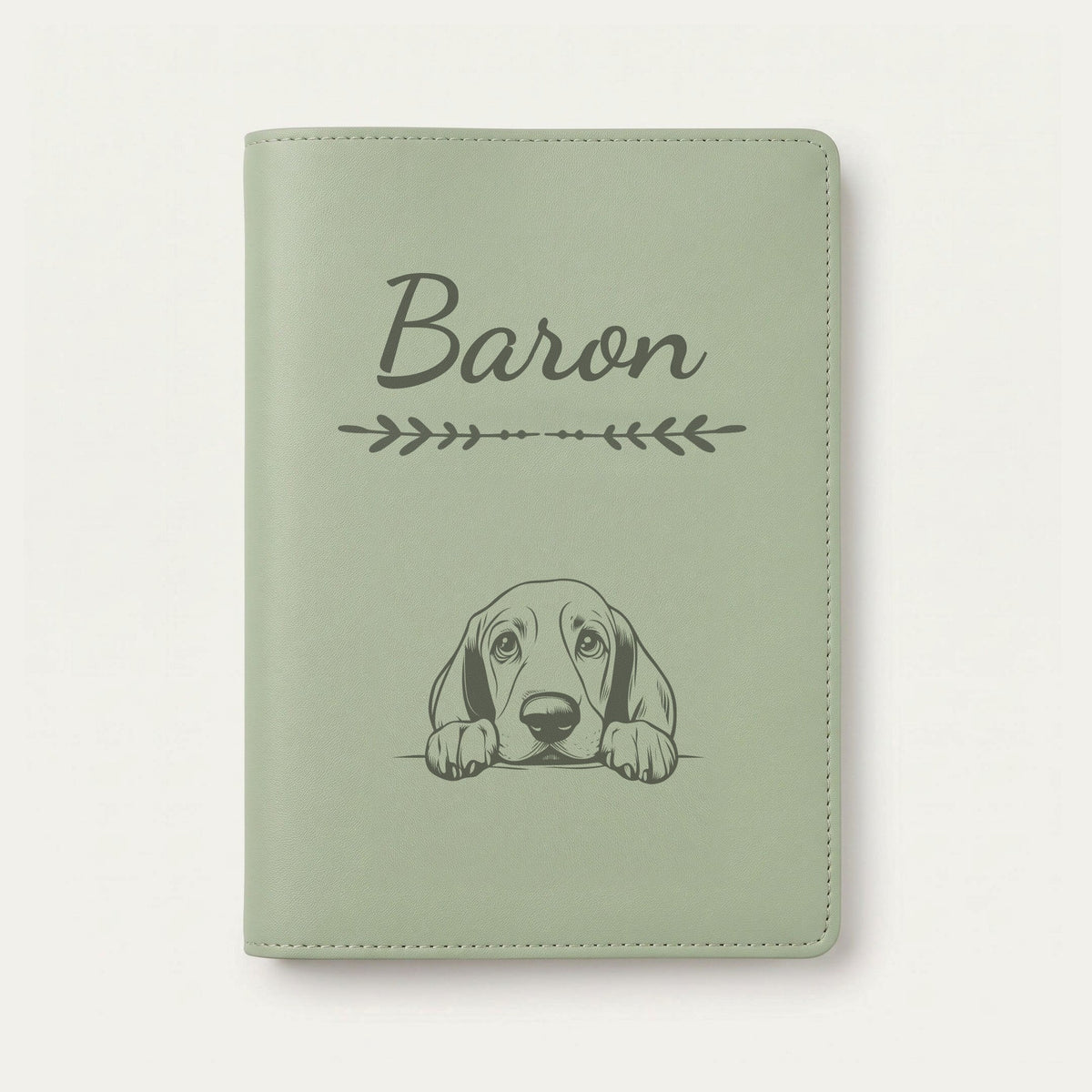 Protège carnet de santé chien personnalisé – Basset hound — Vert sauge — Flèche — gravure « Baron »