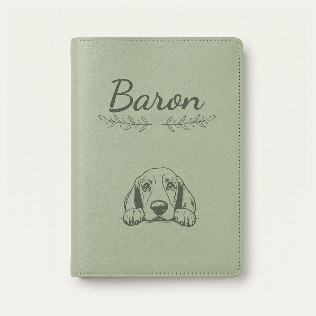 Protège carnet de santé chien personnalisé – Basset hound — Vert sauge — Rameaux — gravure « Baron »