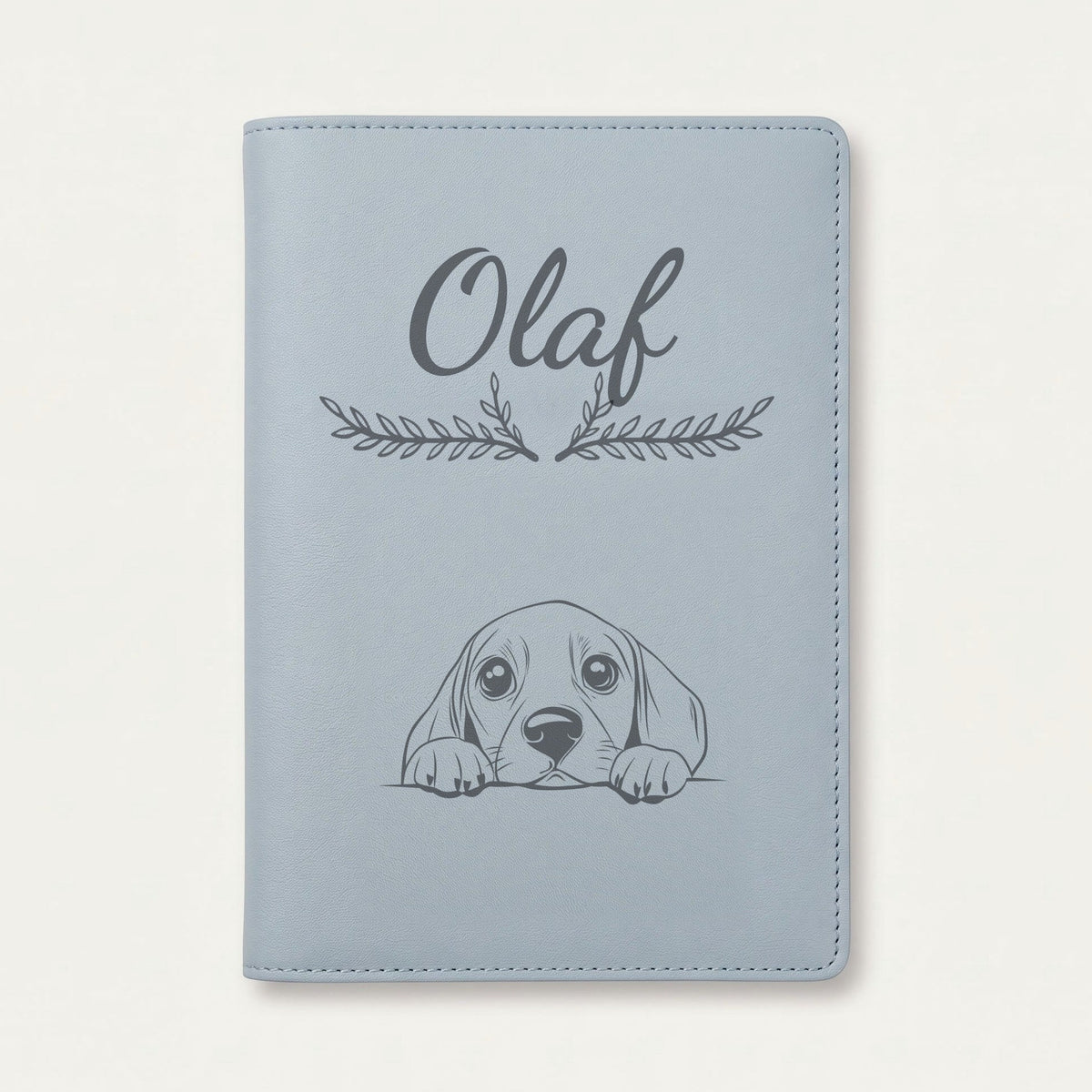 Protège carnet de santé chien personnalisé – Beagle — Bleu nuage — Bouquet — gravure « Olaf »