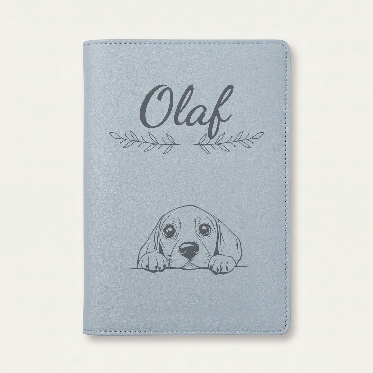 Protège carnet de santé chien personnalisé – Beagle — Bleu nuage — Rameaux — gravure « Olaf »