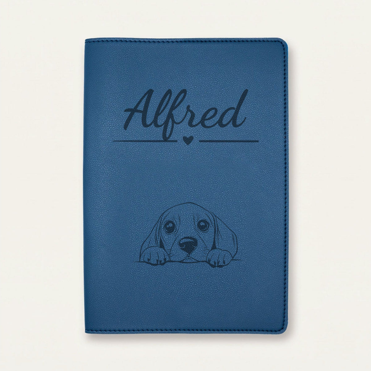 Protège carnet de santé chien personnalisé – Beagle — Bleu nuit — Cœur — gravure « Alfred »