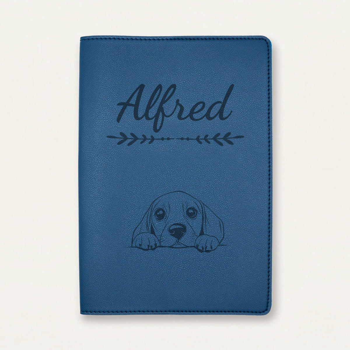 Protège carnet de santé chien personnalisé – Beagle — Bleu nuit — Flèche — gravure « Alfred »