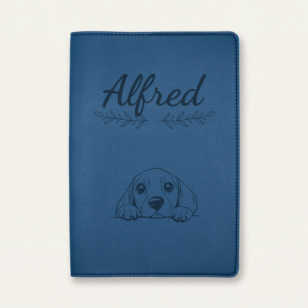 Protège carnet de santé chien personnalisé – Beagle — Bleu nuit — Rameaux — gravure « Alfred »
