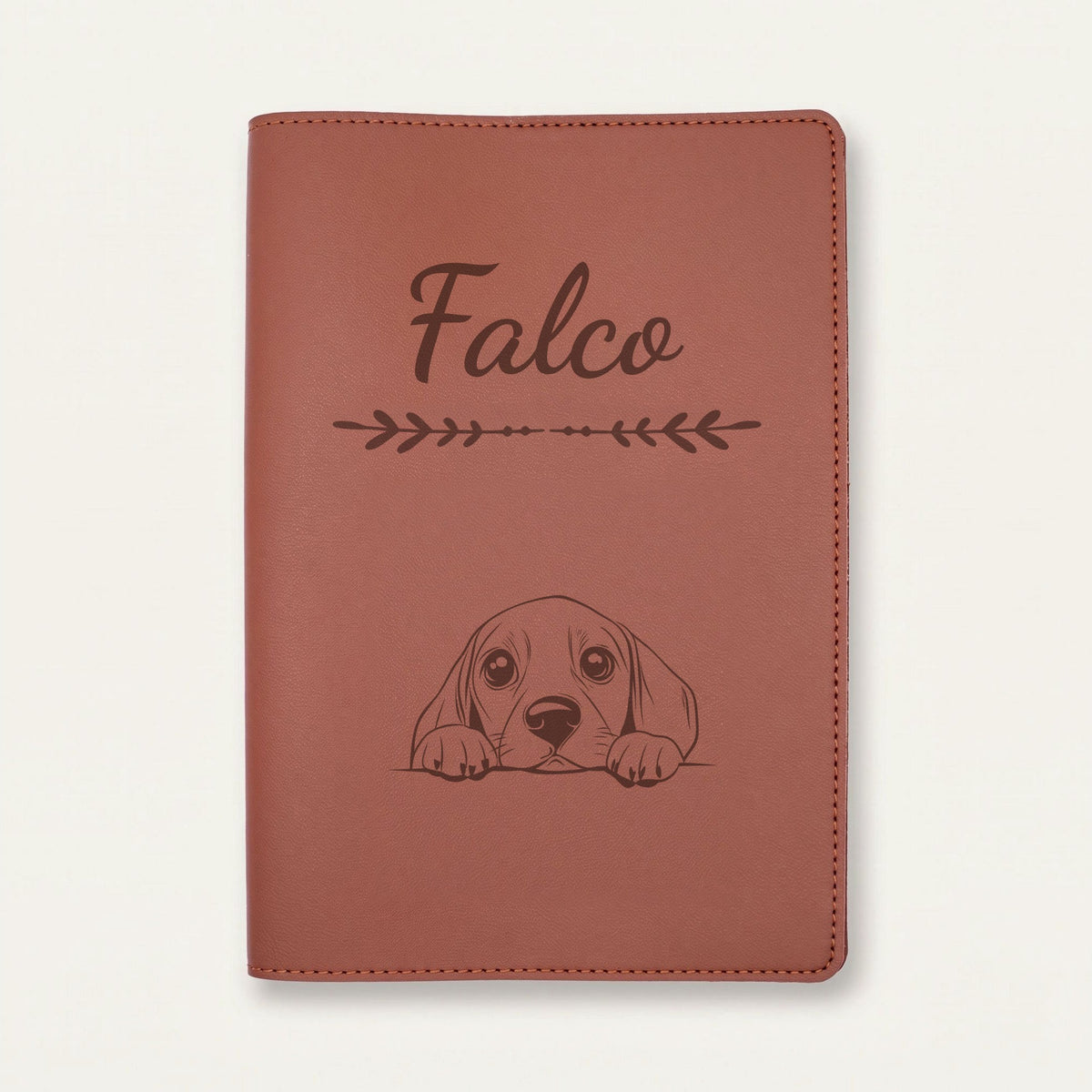 Protège carnet de santé chien personnalisé – Beagle — Chocolat — Flèche — gravure « Falco »